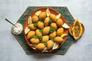 Arabisch Fleisch Vorspeise Kibbeh. traditionell Arabisch kibbeh mit Lamm und Kiefer Nüsse. foto