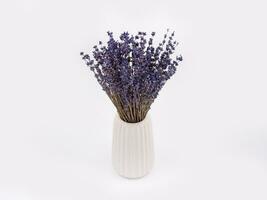 Weiß Vase mit schön Lavendel Blumen auf Weiß Hintergrund. foto