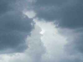 ein Regen Vorderseite im das Himmel. Sturm Wolken. Himmel Hintergrund mit Wolken. foto