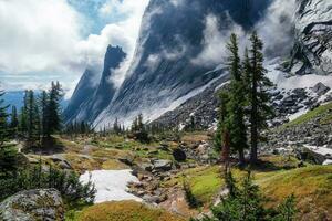 neblig Berg Landschaft mit Hügel und Felsen auf Hintergrund von m foto