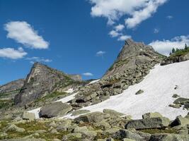 einzigartig Berge unter ein Blau Himmel. Parabel Berg im Ergaki Park, gleich groß und klein Bruder. es ist gelegen im das Western Sayan, Süd zentral Sibirien. foto