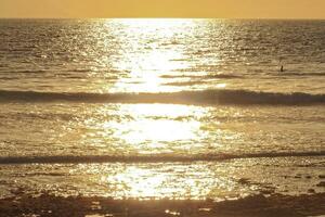malerisch Ozean Landschaft mit das Rahmen Sonne im ein tropisch Land während Sommer- Ferien foto