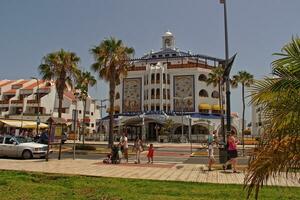 interessant Tourist Straßen im das Süd von das Kanarienvogel Insel von Tenerife im Spanien auf ein warm Sommer- Tag foto