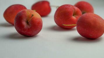 diese Obst ist namens ein Erdbeere Apfel, es schmeckt mögen ein Apfel mit ein gestalten mögen ein Erdbeere foto