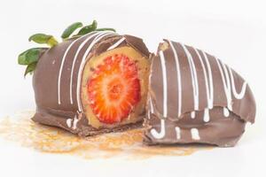 Erdbeere Schokolade bedeckt Kuchen auf Weiß Hintergrund, schließen oben foto