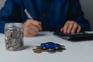ausführen ein Auto Kauf oder mieten Zustimmung beinhaltet arrangieren ein Auto Darlehen und Versicherung Abdeckung. foto