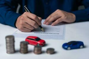 Unterzeichnung ein Auto Kauf oder mieten Vereinbarung. Auto Darlehen und Versicherung Konzept. foto