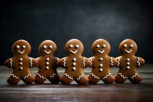Lebkuchen Männer hausgemacht Kekse auf das Tisch, Kopieren Raum. Weihnachten Gebäck. ai generiert. foto