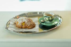 Espresso Kaffee, Orange Saft. und Pudding Gebäck Sahne Croissant beim das Bar zum Frühstück. foto