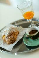 ein Tablett mit Espresso Kaffee, Orange Saft und Croissant Brioche auf Bar Zähler im das Morgen foto