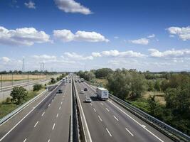 Autos Lastwagen Person und Bestände auf Autobahn foto