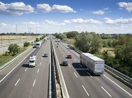 Autos Lastwagen Person und Bestände auf Autobahn foto