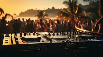 dj Mischen draussen beim Strand Party Festival mit Menge von Menschen im Hintergrund. generativ ai foto