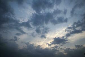 dramatisch wolkig Himmel zum Hintergrund und Hintergrund. foto