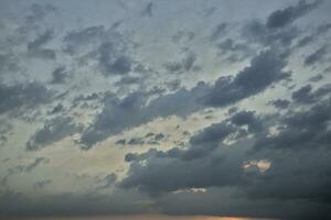 Himmel und Wolke zum natürlich Hintergrund. foto