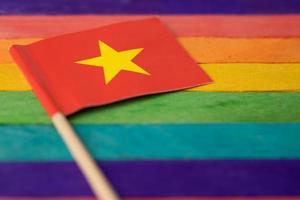 China-Flagge auf Regenbogenhintergrundsymbol des LGBT-Gay-Pride-Monats foto