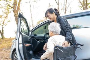 helfen und unterstützen Sie asiatische ältere Patientin, um zu ihrem Auto zu gelangen,