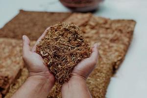 Hand hält getrockneten Schnittabak foto