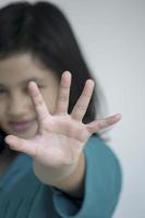 ein junges Mädchen zählt mit den Fingern Zahlen