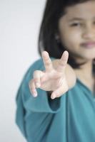 ein junges Mädchen zählt mit den Fingern Zahlen