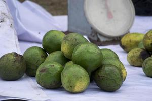 ein paar Avocados am Stand des Verkäufers foto