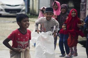 sorong, papua, indonesien 2021- Menschen feiern den Unabhängigkeitstag Indonesiens mit verschiedenen Wettbewerben foto