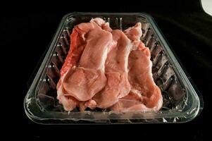 ein Plastik Box mit Fleisch foto