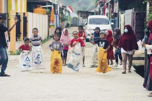 sorong, papua, indonesien 2021- Menschen feiern den Unabhängigkeitstag Indonesiens mit verschiedenen Wettbewerben foto