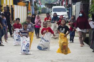 sorong, papua, indonesien 2021- Menschen feiern den Unabhängigkeitstag Indonesiens mit verschiedenen Wettbewerben foto