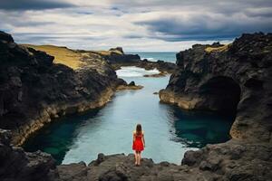 jung Frau Stehen beim das Kante von ein vulkanisch Krater See im Island, Island schön Landschaft Fotografie, schön Mädchen im Badeanzug im das Klumpen, ai generiert foto