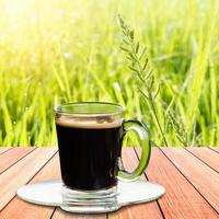 schwarzer Kaffee auf Naturhintergrund. foto