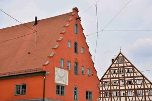 ein rot Gebäude und ein Weiß Gebäude foto