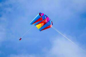 ein bunt Drachen fliegend im das Blau Himmel foto