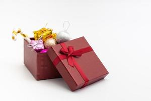 Geschenkbox mit Farbband auf weißem Hintergrund foto