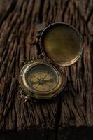 Kompass-Navigator Reise zum Ziel auf Wwod-Hintergrund foto