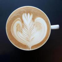 Blick von oben auf eine Tasse Latte-Art-Kaffee. foto