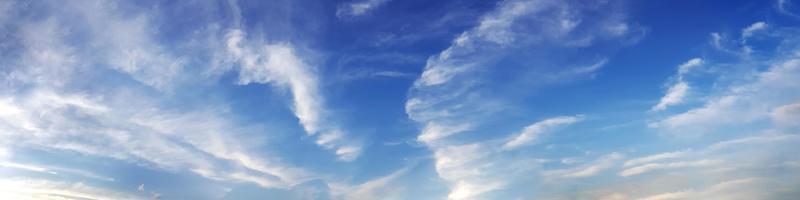 Panoramahimmel mit Wolke an einem sonnigen Tag. foto