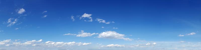 Panoramahimmel mit Wolke an einem sonnigen Tag. foto