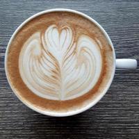 Blick von oben auf eine Tasse Latte-Art-Kaffee. foto