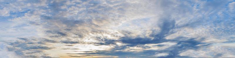 dramatischer Panoramahimmel mit Wolken bei Sonnenaufgang und Sonnenuntergang. foto