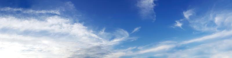 Panoramahimmel mit Wolke an einem sonnigen Tag. foto