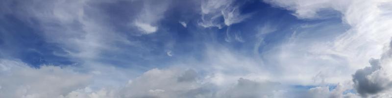 Panoramahimmel mit Wolke an einem sonnigen Tag. foto