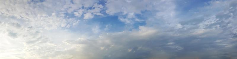 Panoramahimmel mit Wolke an einem sonnigen Tag. foto