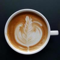Blick von oben auf eine Tasse Latte-Art-Kaffee. foto
