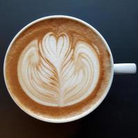 Blick von oben auf eine Tasse Latte-Art-Kaffee. foto