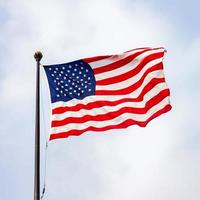 die Flagge der Vereinigten Staaten von Amerika an einem sonnigen Tag. foto