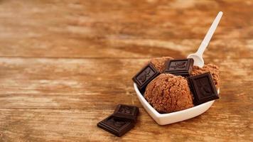 hausgemachtes Schokoladeneis mit Schokoladenstückchen in einer weißen Schüssel foto