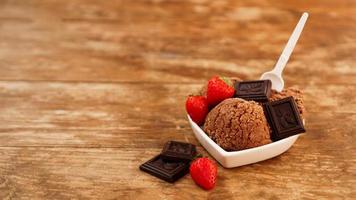 Schokoladeneis in einer Schüssel. Dessert mit Schokolade dekoriert foto