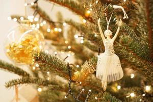 schöne Ballerina schmückt einen Weihnachtsbaumast foto