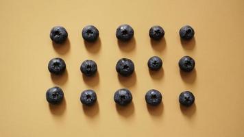 Heidelbeeren sind in Reihen auf goldenem Hintergrund angeordnet foto